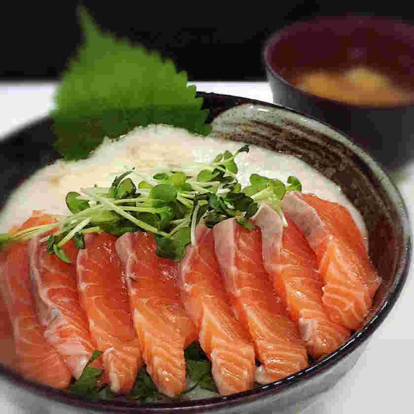 山芋とろろサーモン丼