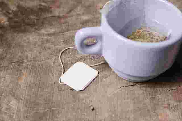 マグカップに入ったお茶パック