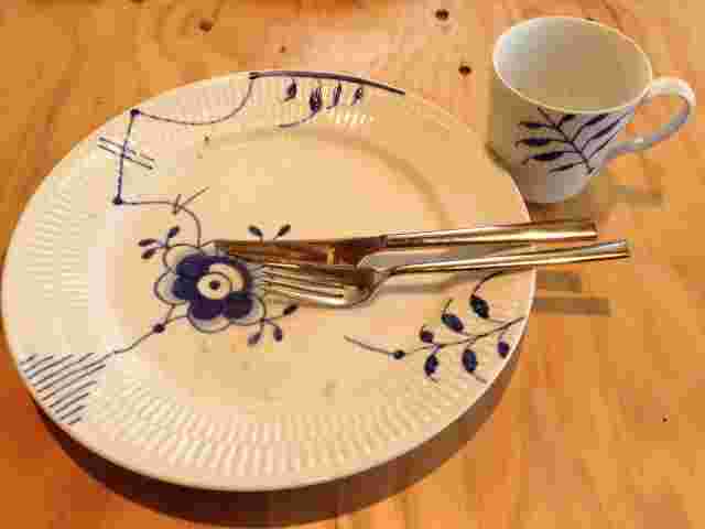 茶渋がつかいないように水につけておいた方が良い汚れたカップと皿
