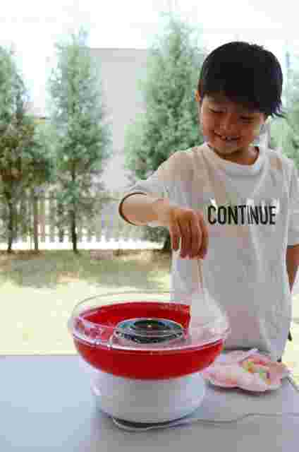 手作りのわたあめ機で子供がわたあめを作っている様子