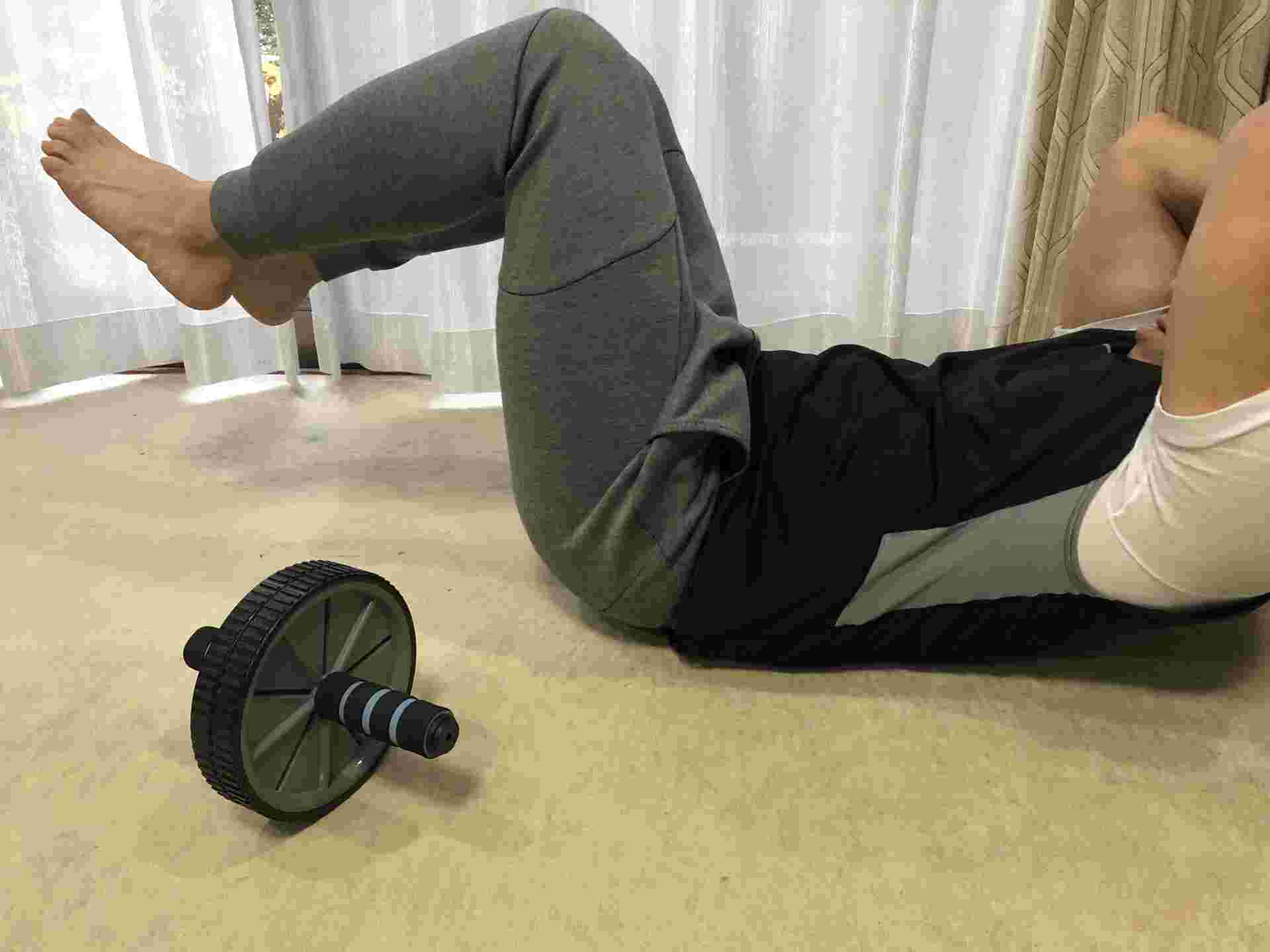 ツイストクランチをする男性
