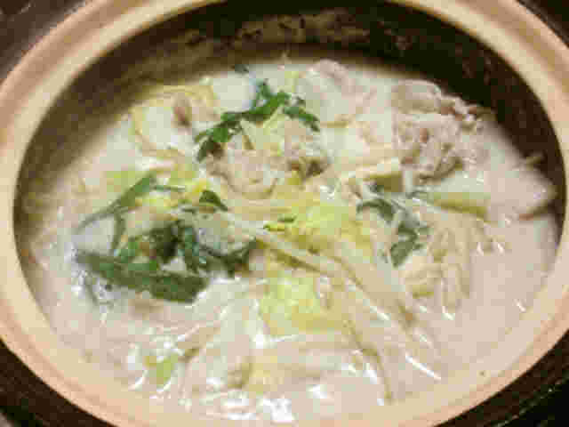 キャベツとニラと豚肉の豆乳鍋