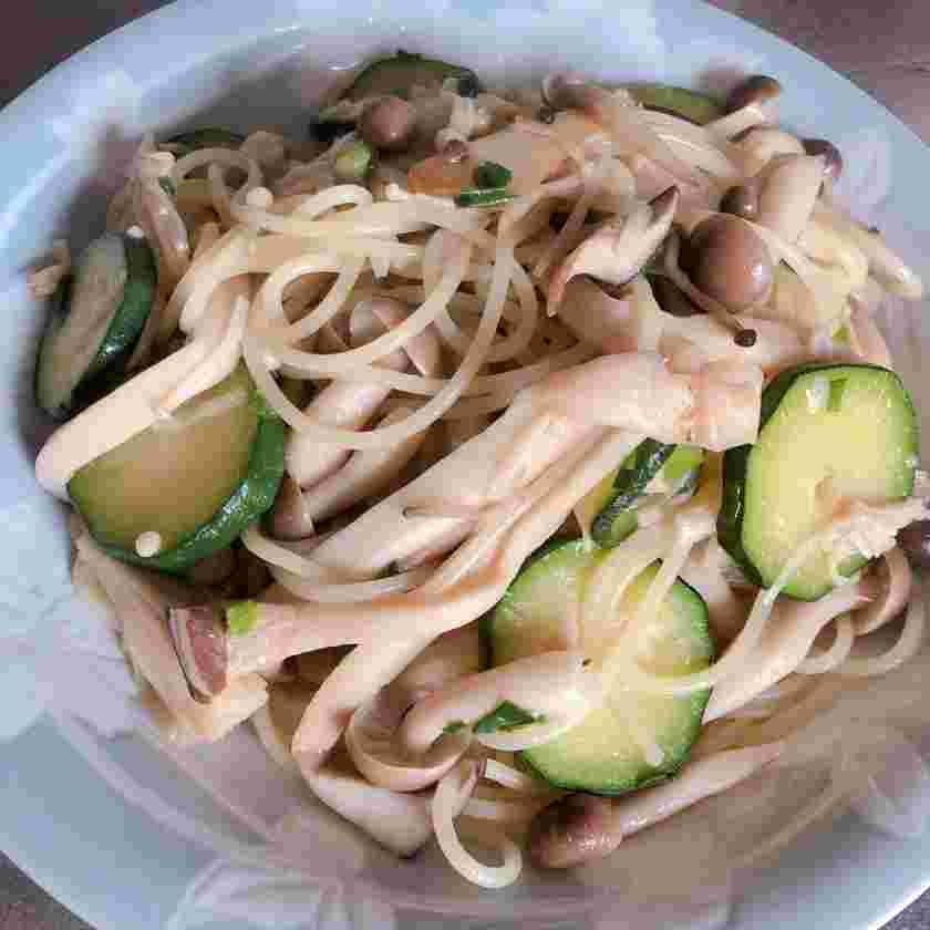 お吸物の素で作ったズッキーニとキノコの和風パスタ