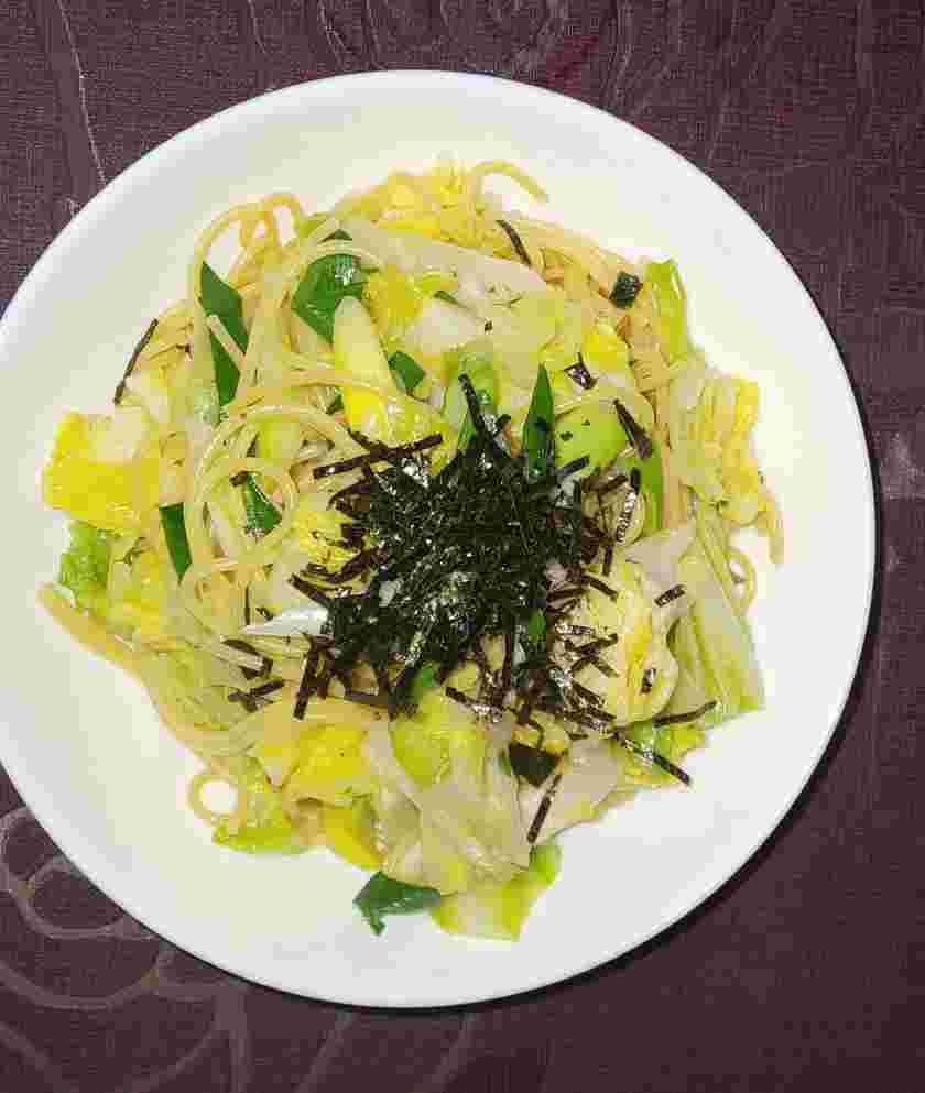 お吸物の素で作ったキャベツとネギの和風パスタ
