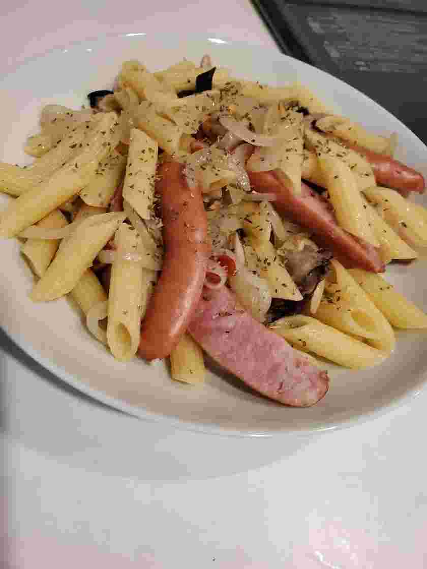 お吸い物の素で作ったソーセージときのこのパスタ