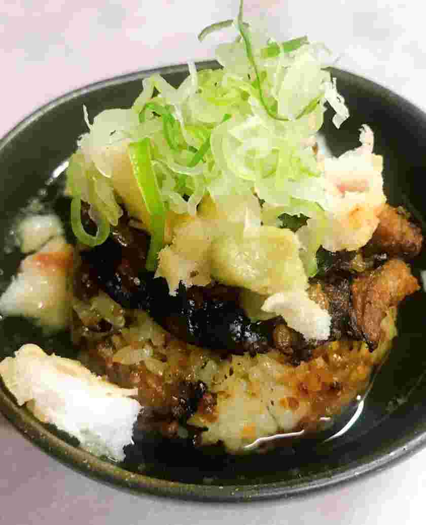 ひつまぶしをアレンジした食べ方の鰻の焼きおにぎり茶漬け