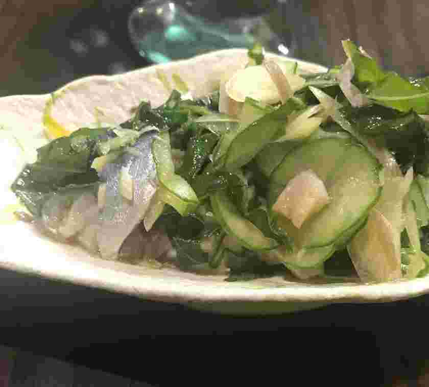 エゴマの葉を使ったしめ鯖と香味野菜サラダ