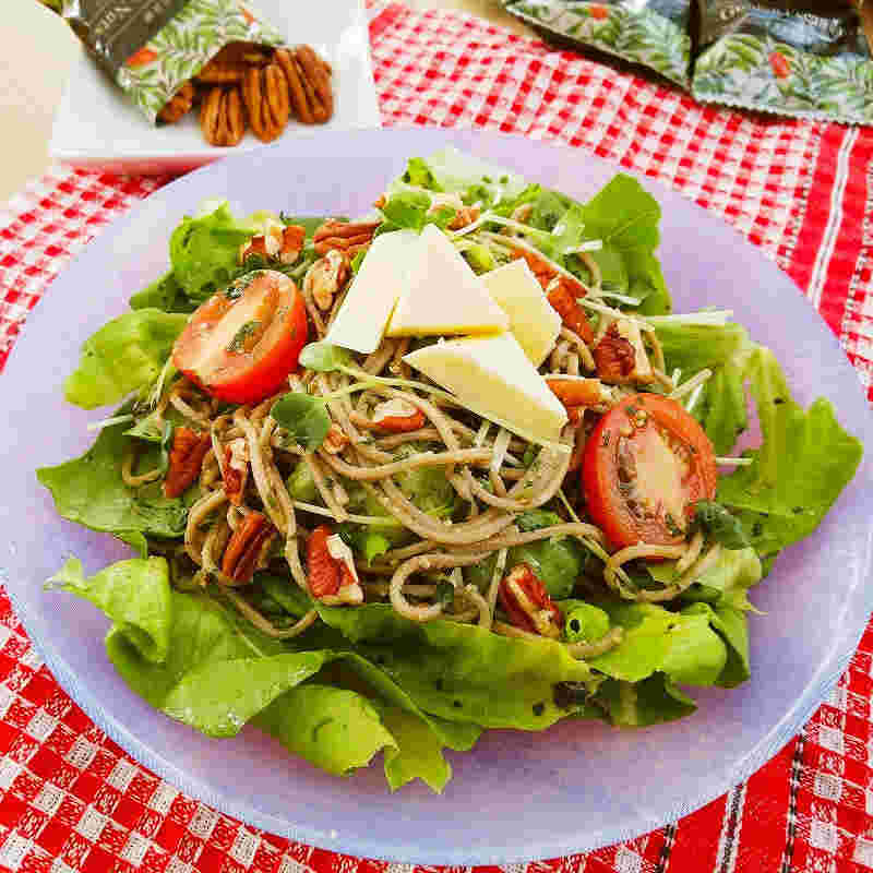 エゴマの葉を使った蕎麦サラダ