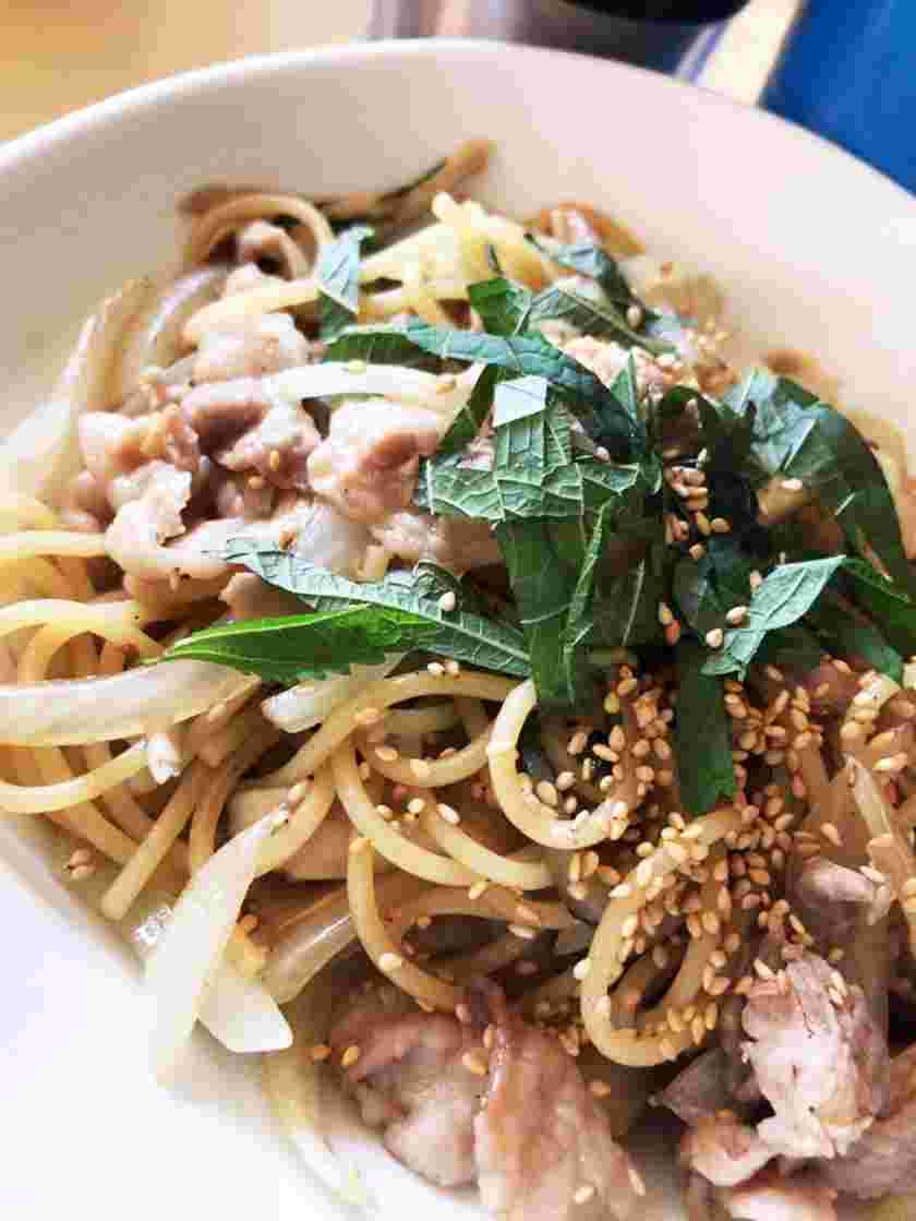 エゴマの葉と豚コマの和韓折衷パスタ