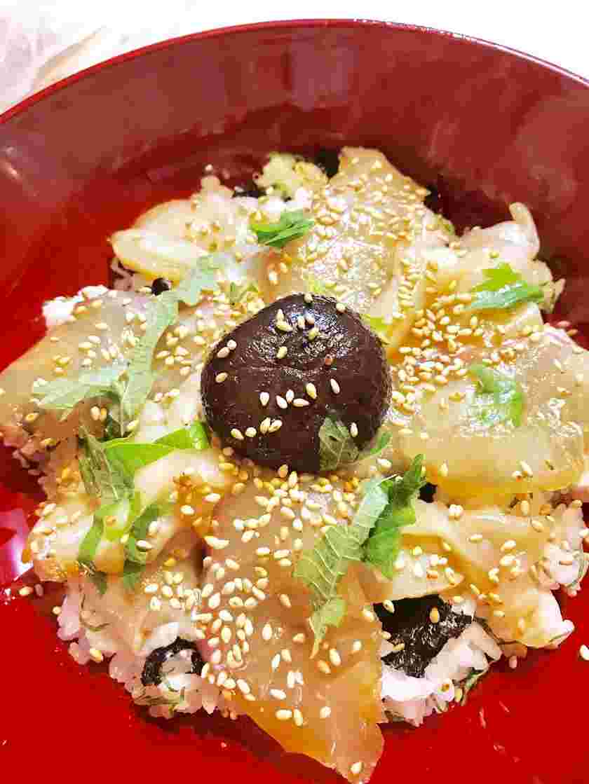 エゴマの葉とお刺身の丼