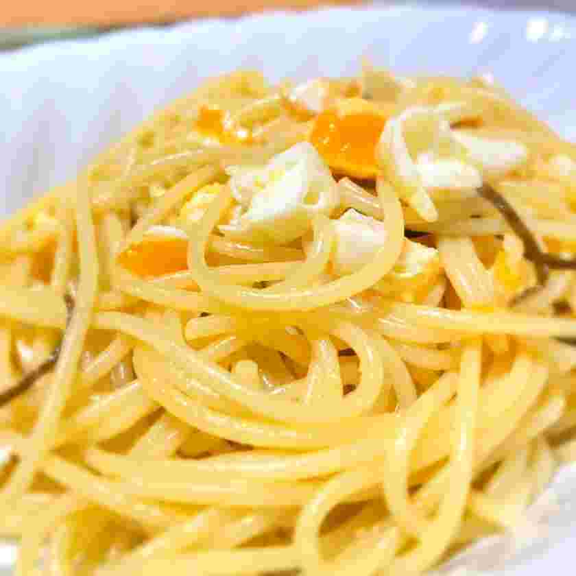 塩こんぶとフライドエッグのパスタ