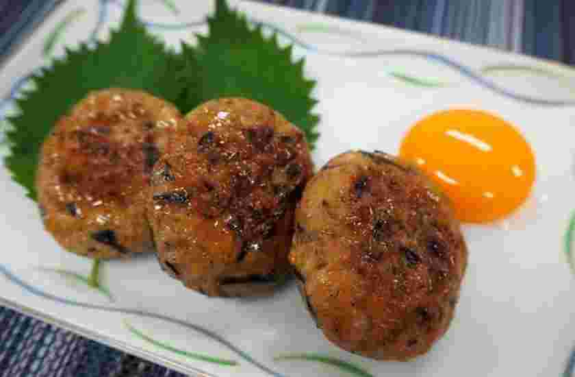 刺身の献立に合う大豆入りつくね焼き