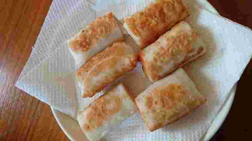 餃子の皮で作るはんぺんとツナの春巻