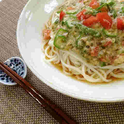 疲労回復に人気の納豆入りネバネバうどん