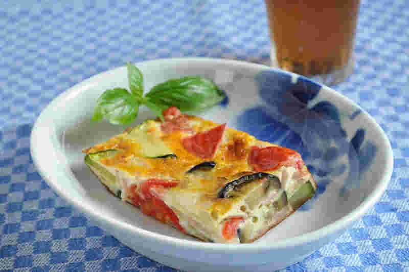 シュレッドチーズと夏野菜を使ったオムレツ