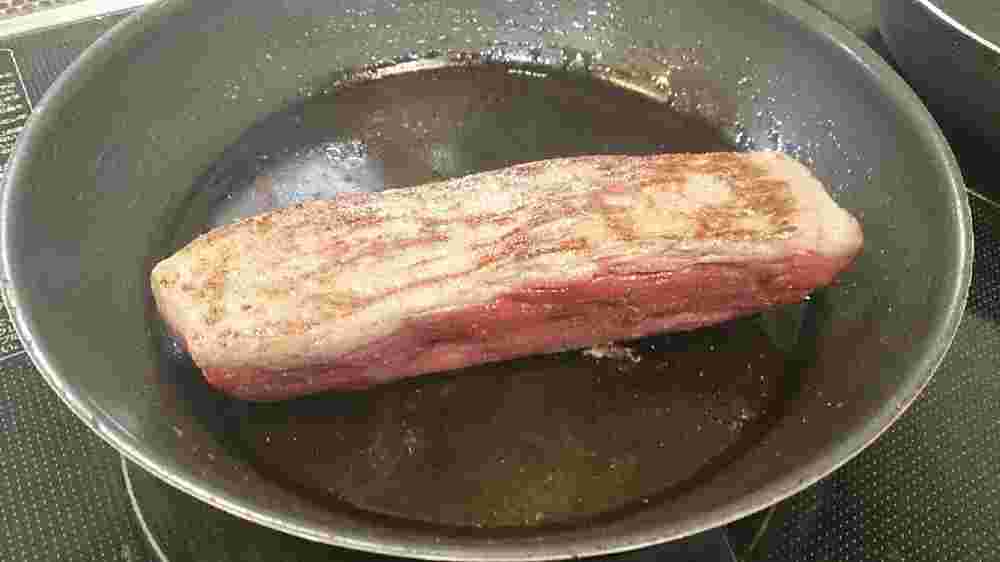 牛たたきを作っている様子
