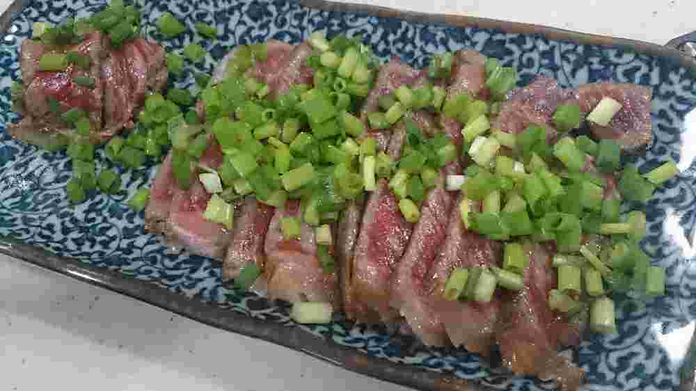 皿に盛られた牛たたき