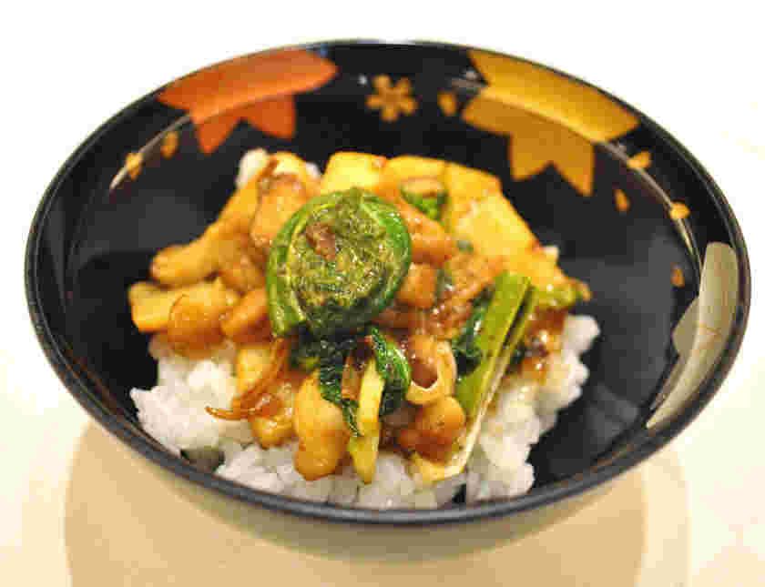鶏肉と春野菜の山椒味噌丼