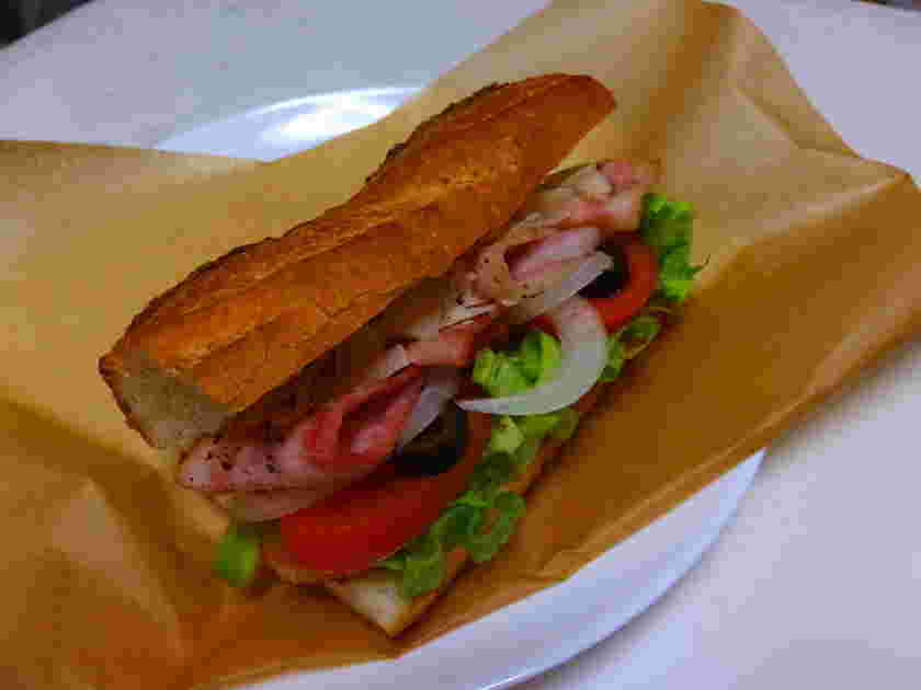フランスパンを使ったサブウェイ風BLTバゲットサンドイッチ
