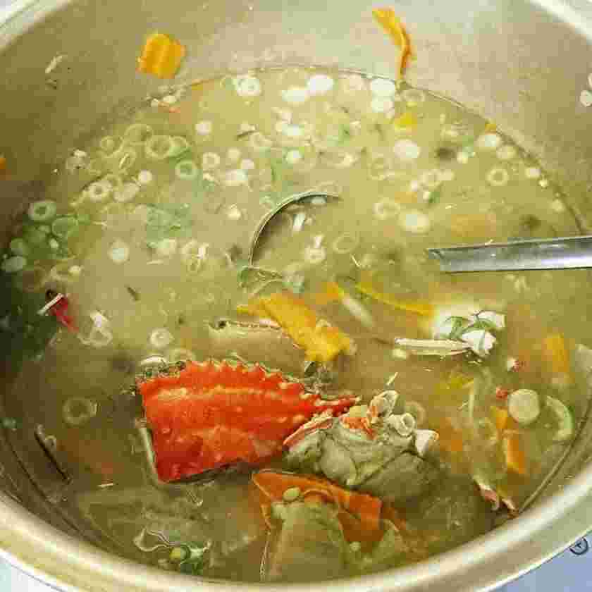 濃厚カニ汁の白湯スープ