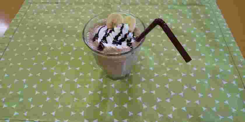 生クリームを乗せたコーヒーバナナシェイク