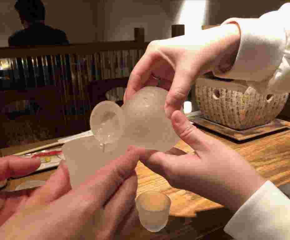 日本酒のお酌をする人