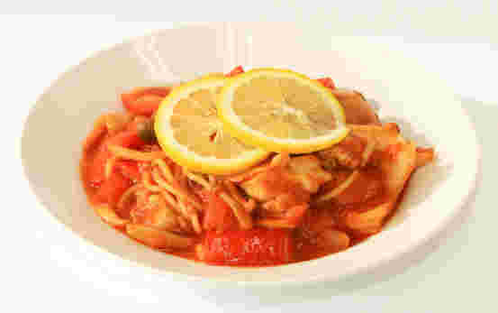 レモン添え鶏肉トマトソース生スパゲティ