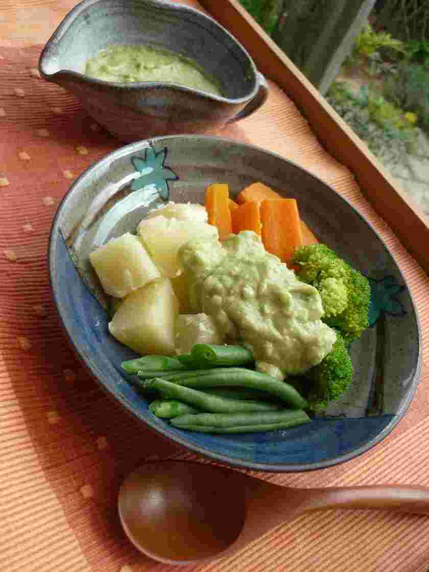 温野菜のアボカドソースがけ