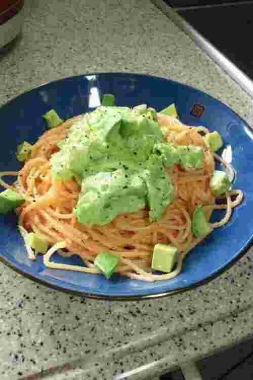 明太子パスタアボカドソースがけ