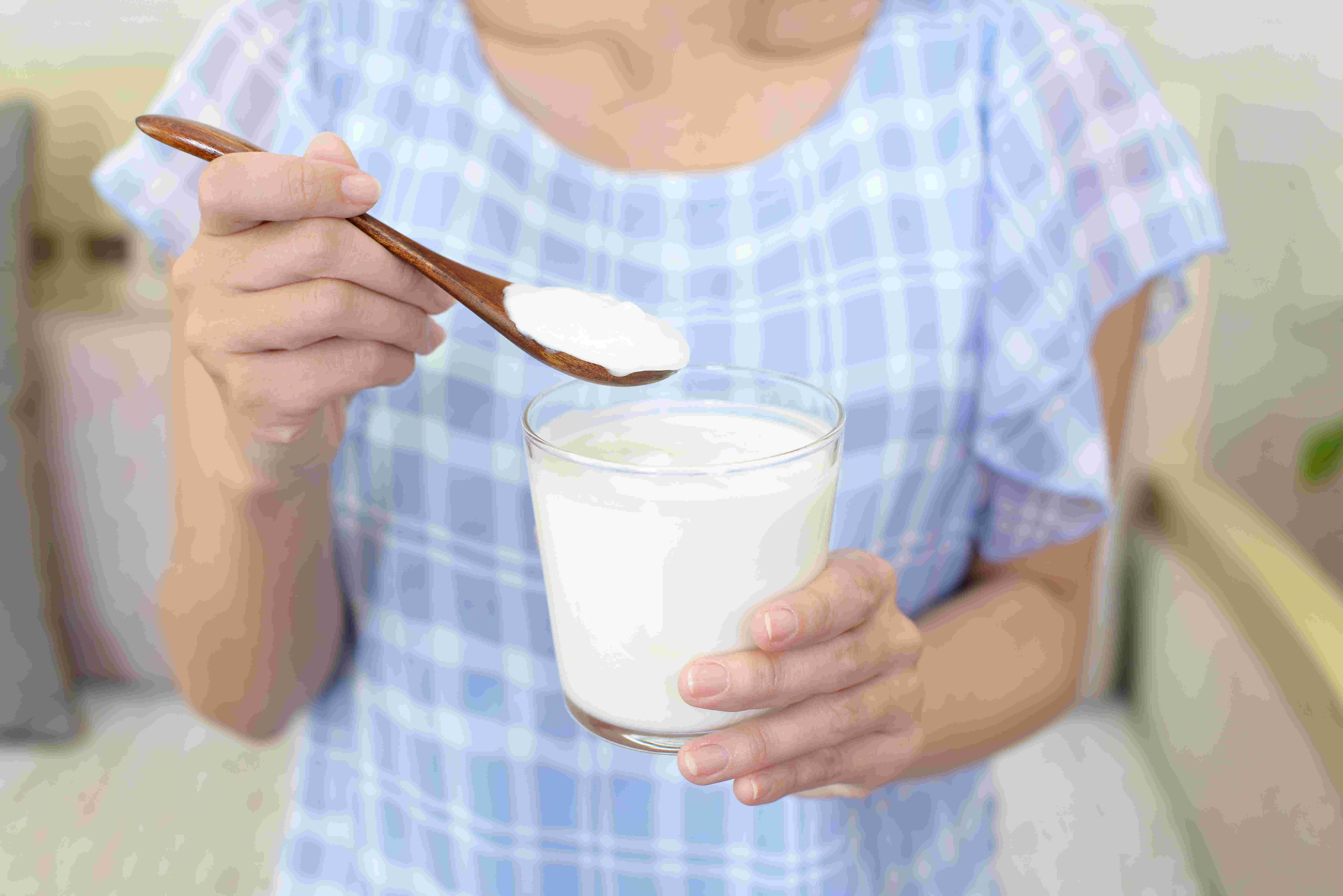 ヨーグルトを食べる女性