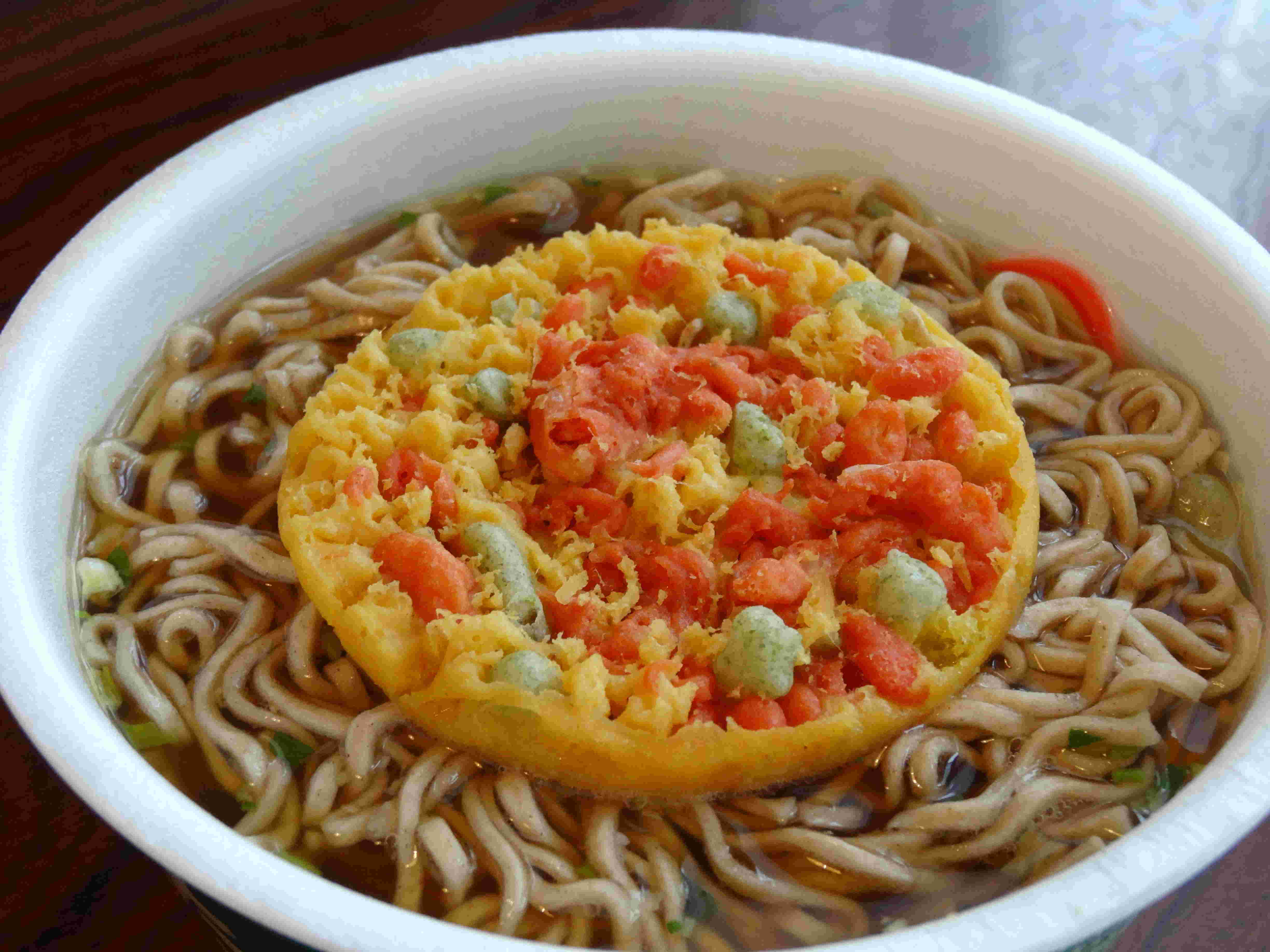 お湯を注いでできあがったカップ麺