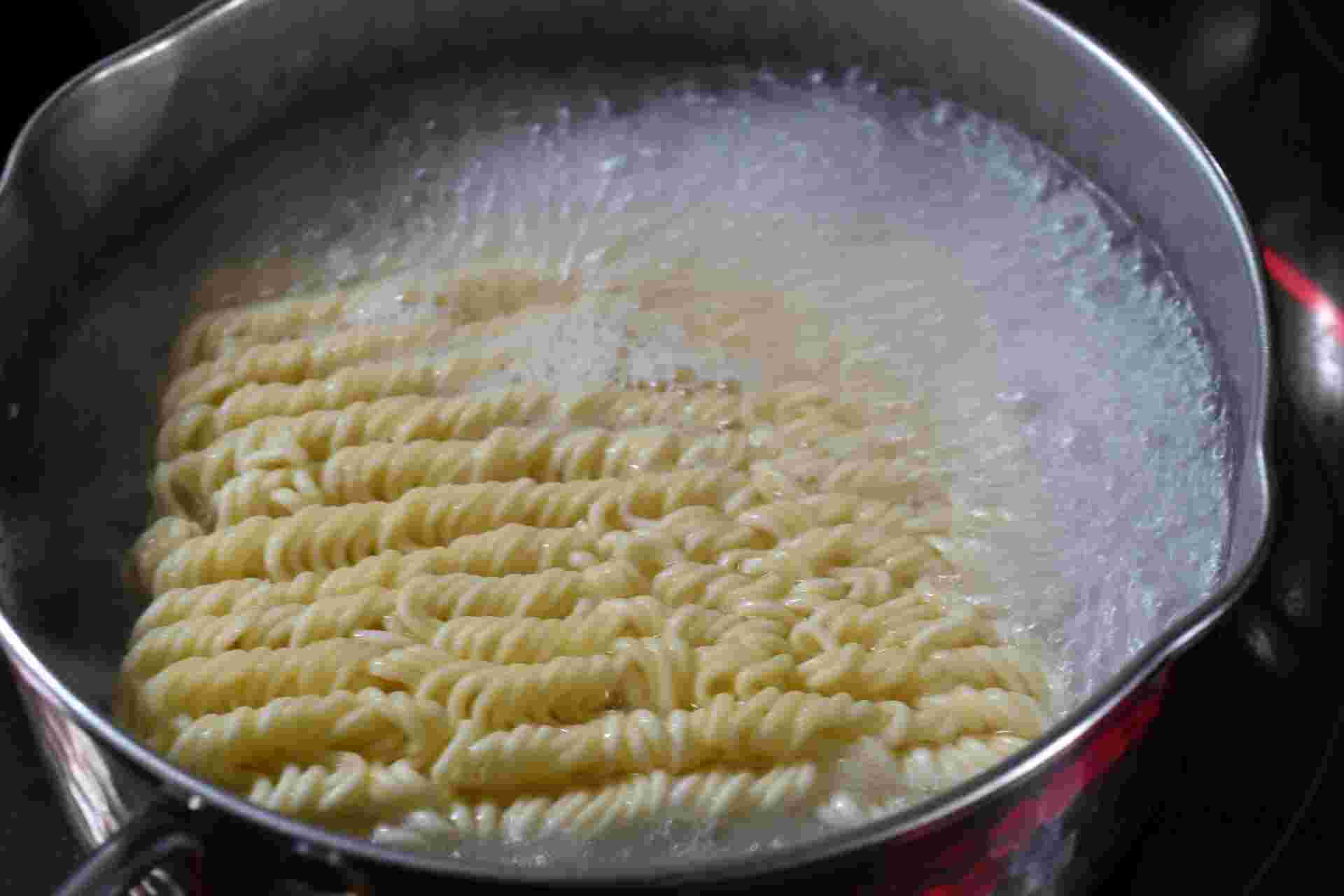 お湯で茹でられる袋麺
