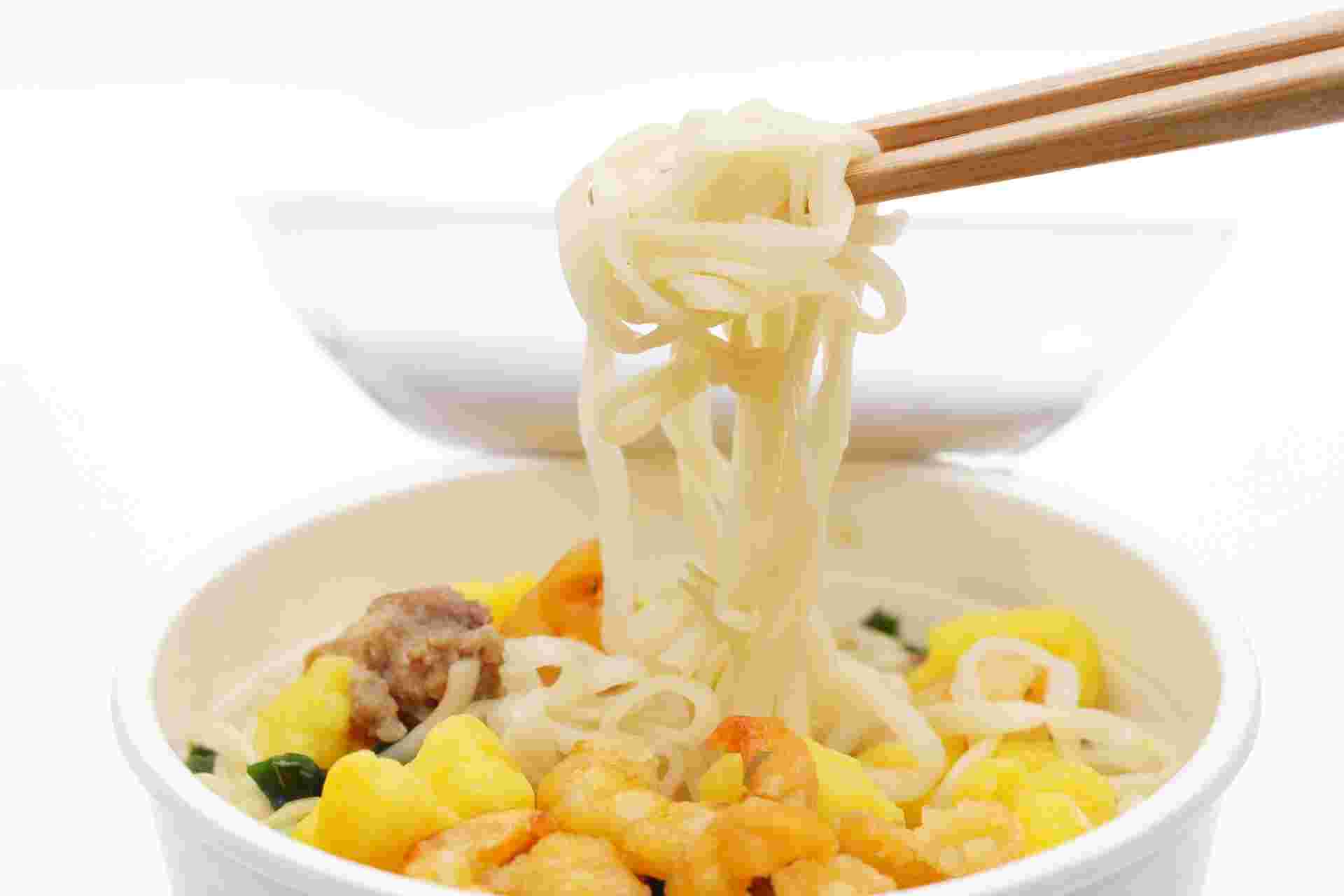 食べる前のカップ麺