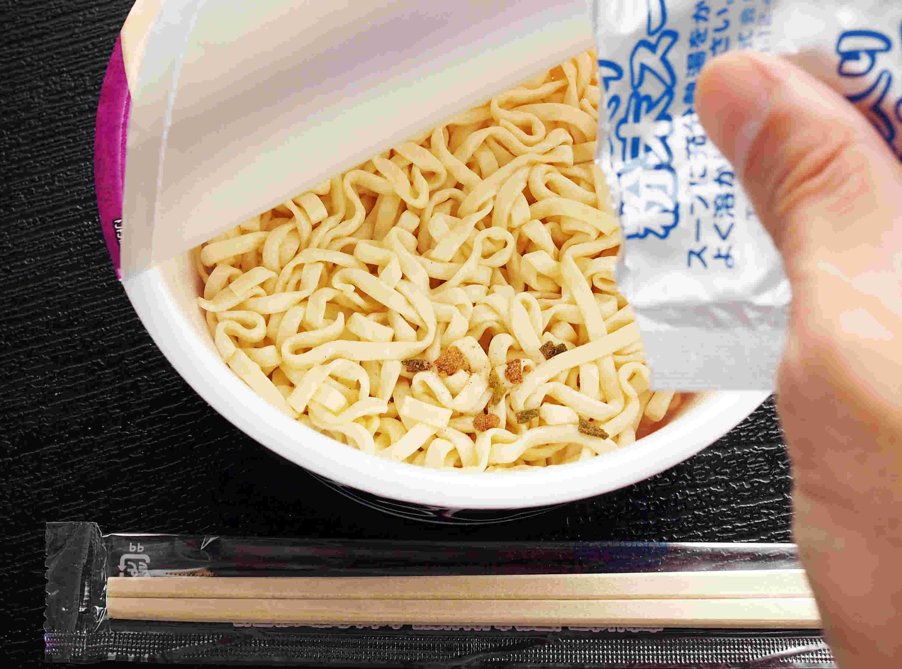 カップ麺にかやくを入れる人