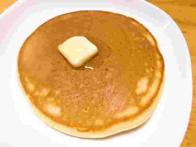 バターが乗ったホットケーキ