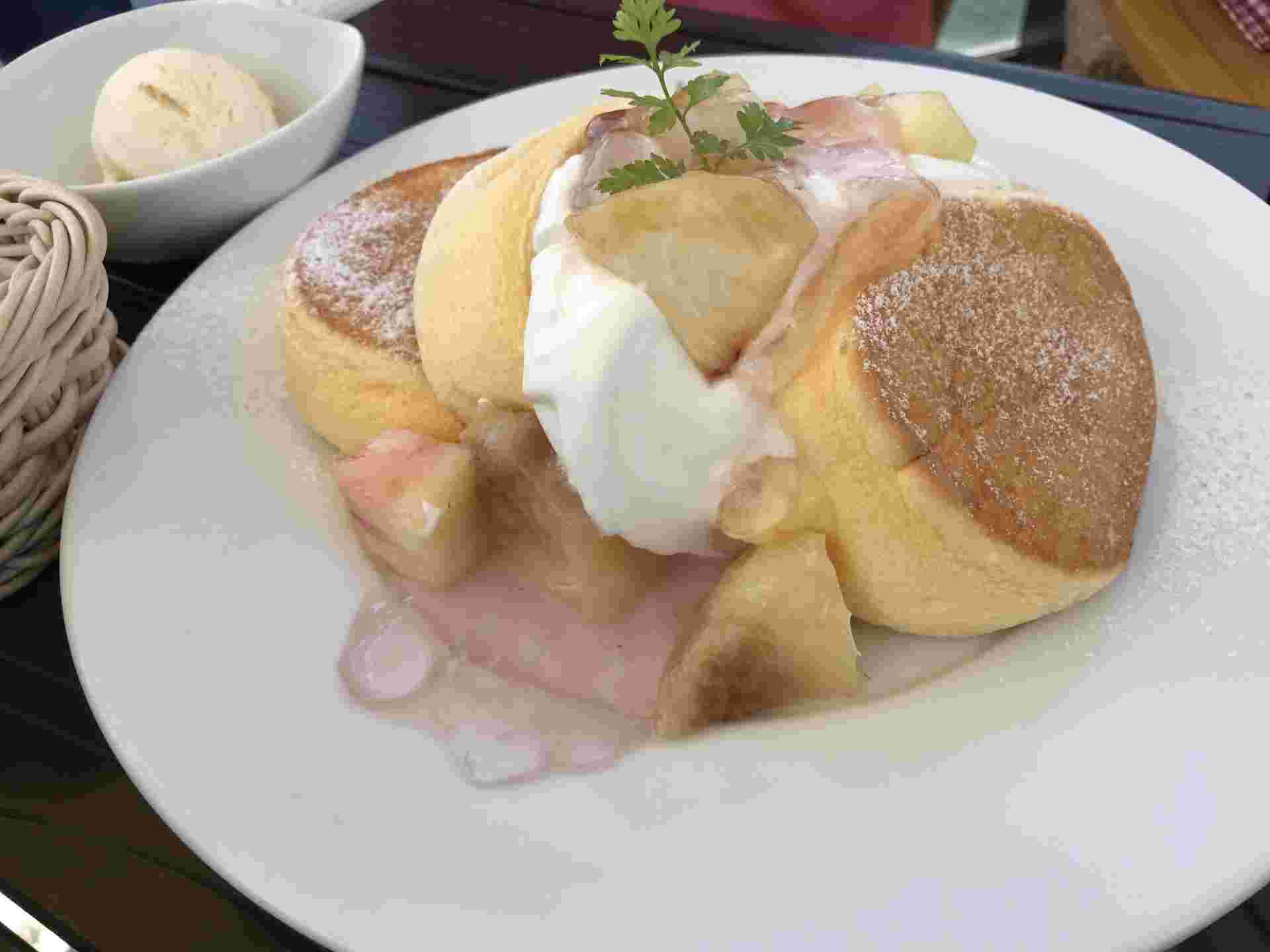 クリームが乗ったスフレパンケーキ