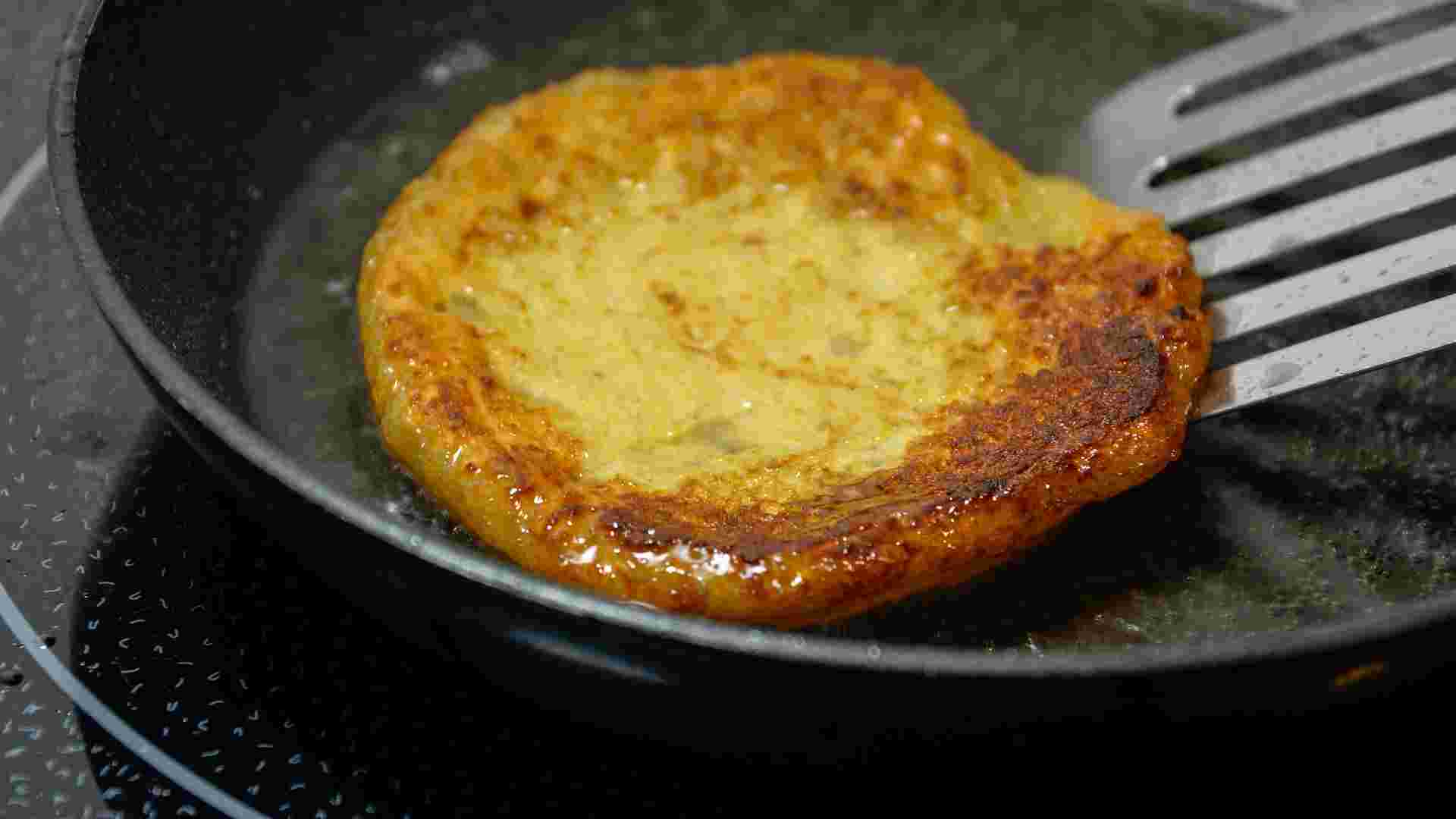 フライパンで焼くパンケーキ
