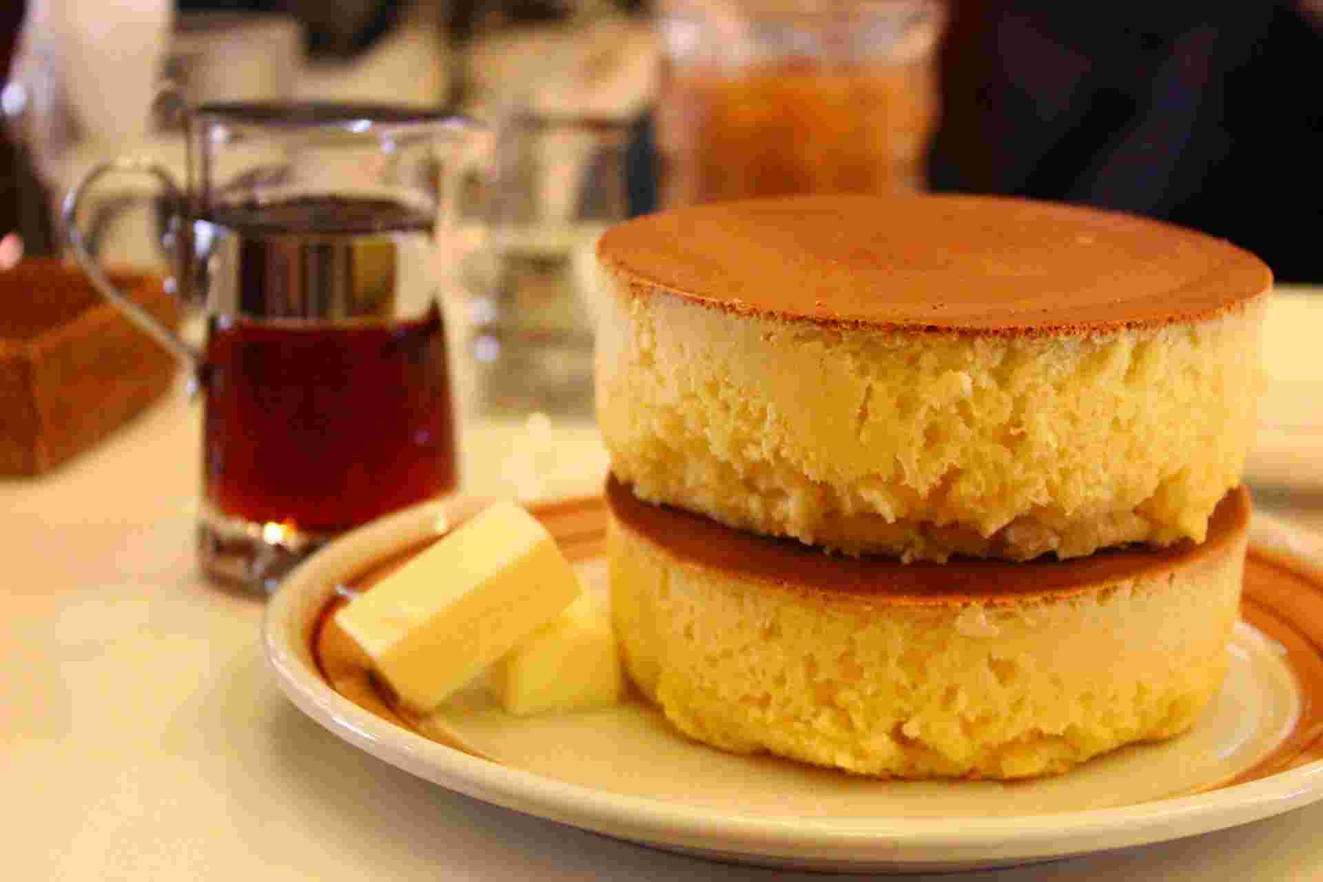 バターと蜂蜜を添えたスフレパンケーキ