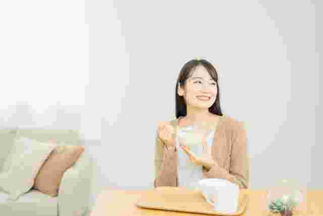 ヨーグルトを食べる人
