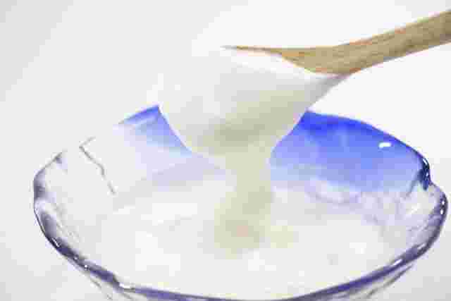 ヨーグルトをスプーンですくっている様子