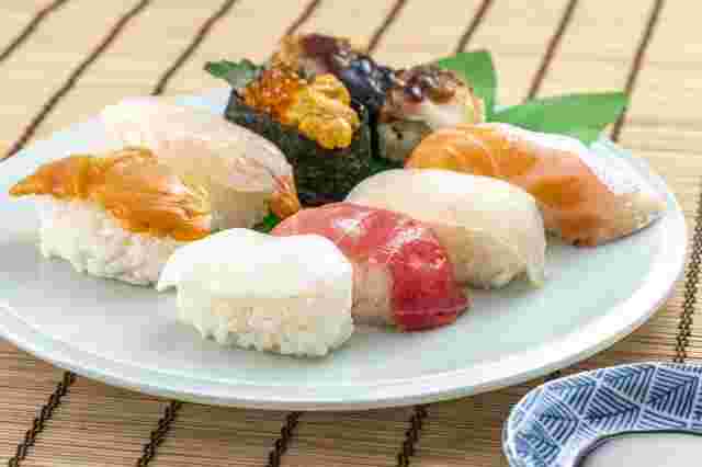 皿に並んだ寿司と醤油皿