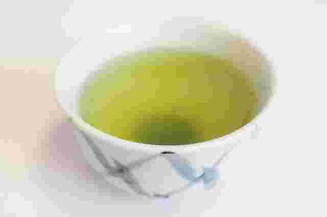 湯飲みに入ったお茶