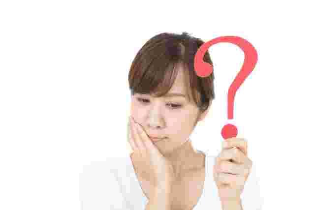 クエスチョンマークを持った女性