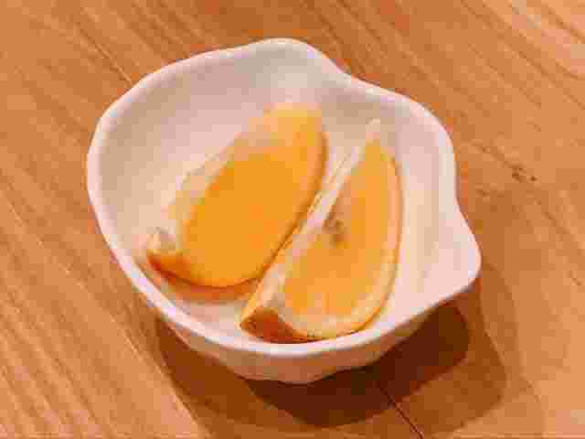 器に入ったカットレモン