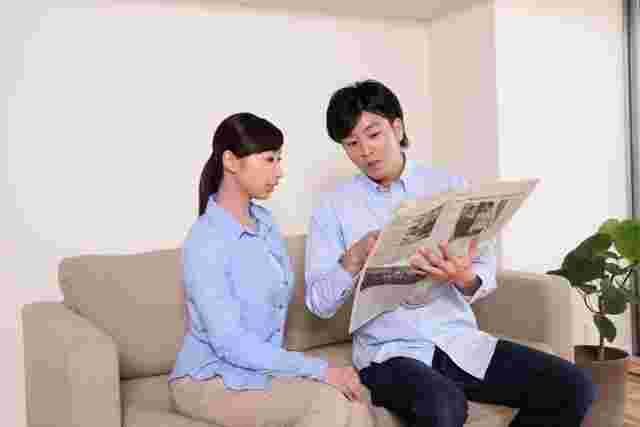 新聞を読む夫婦
