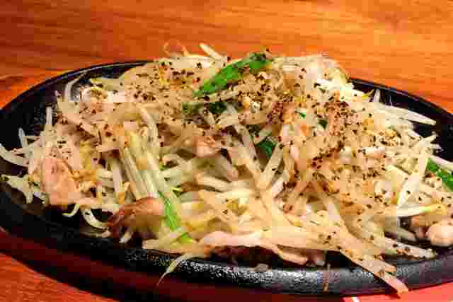 ブラックペッパーで味つけされたもやし