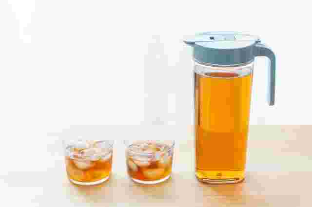 ガラスの保存容器に入ったお茶