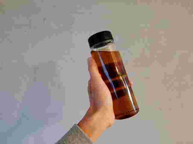 お茶が入った容器