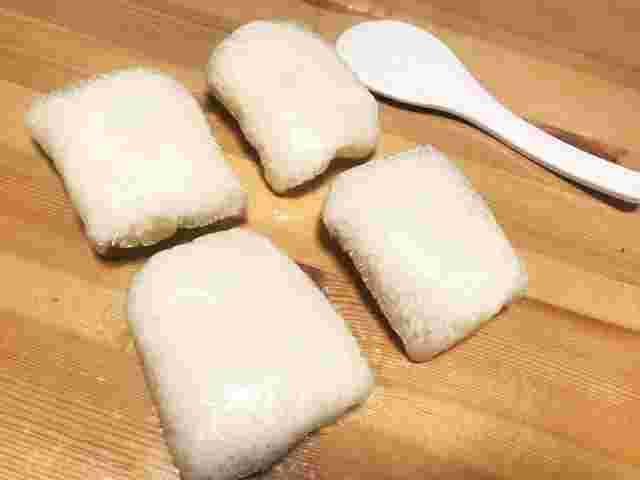 ラップで小分けにされた酢飯としゃもじ