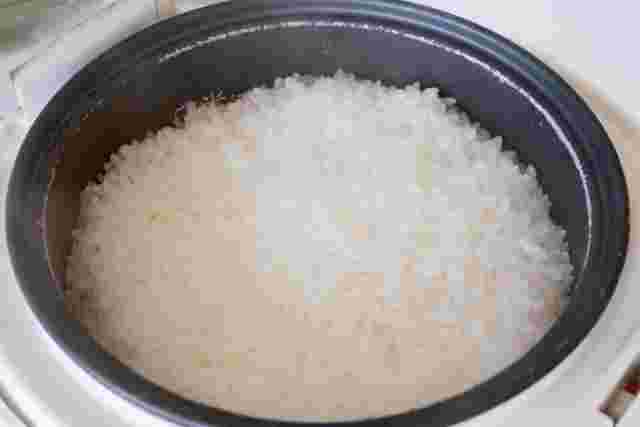 炊飯器の中に入ている炊いた後のお米